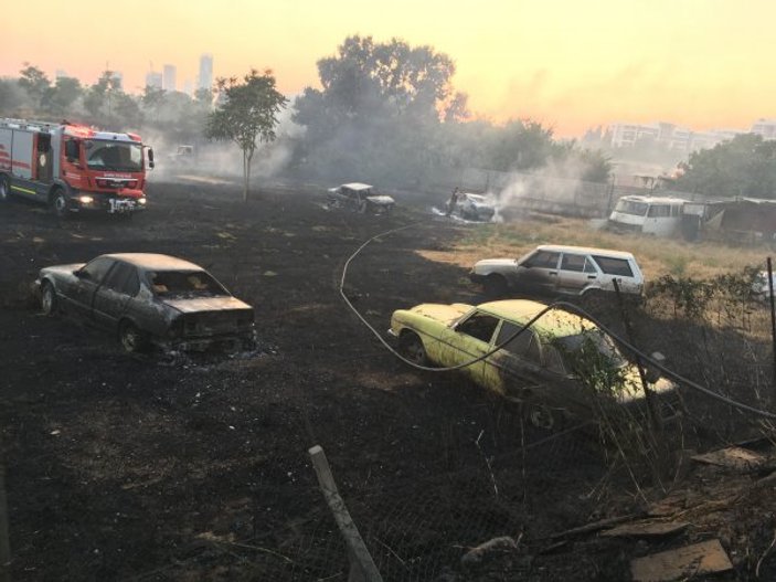 İzmir'de depo yangınında araçlar küle döndü