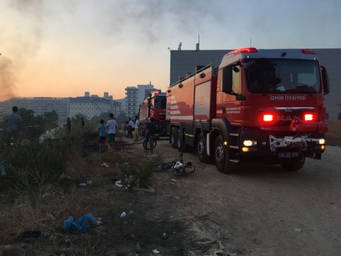 İzmir'de depo yangınında araçlar küle döndü
