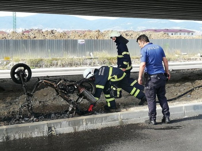 Kocaeli'de motosikleti bozulan sürücü aracını yaktı