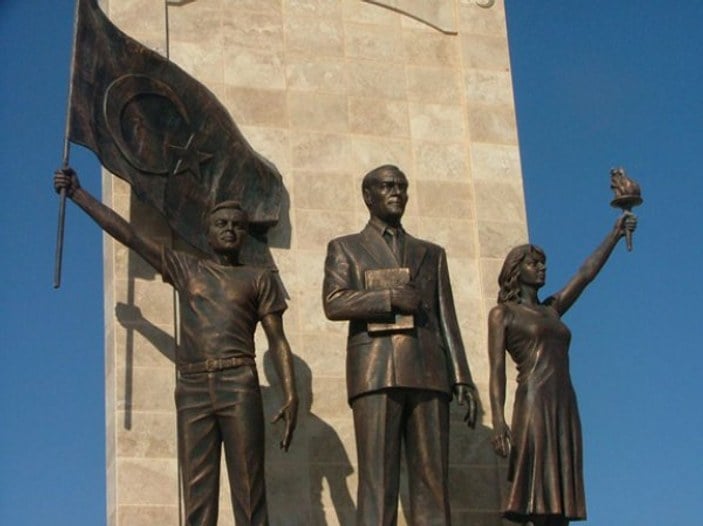 Belediye başkanı kendisinin ve eşinin heykelini yaptırdı