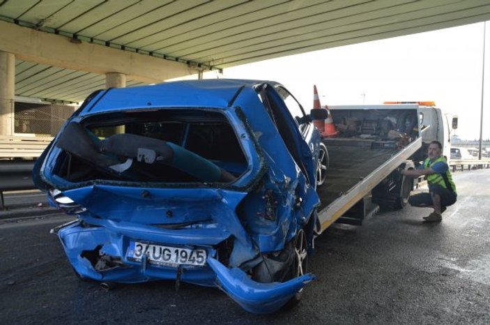 Sefaköy'de iki araç çarpıştı: 3 yaralı