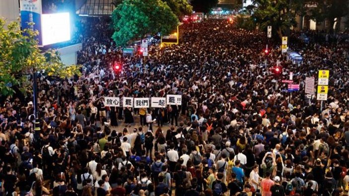 Hong Kong'da göstericiler Çin bayrağını indirdi