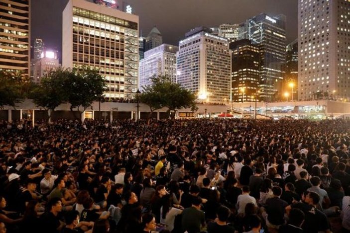 Hong Kong'da göstericiler Çin bayrağını indirdi