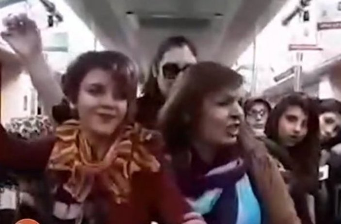 İran'da başörtüsü zorunluluğuna karşı eylem düzenlendi