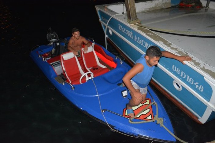Denizde mahsur kalan gençleri balıkçılar kurtardı