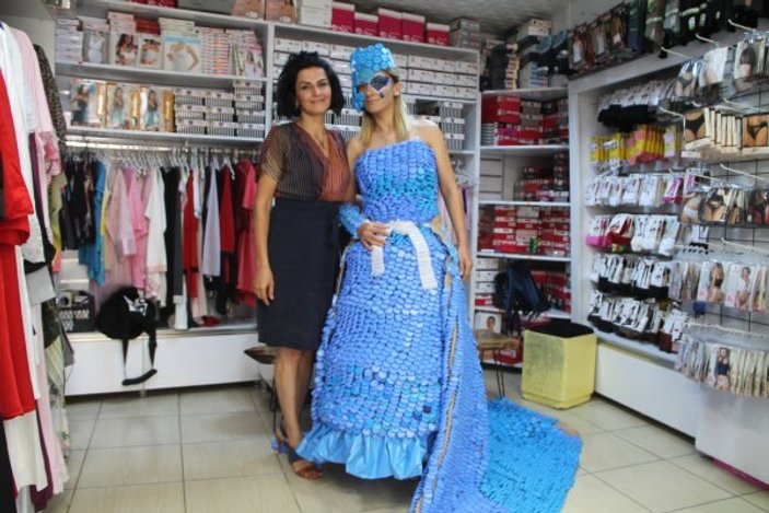 Amasya'da 10 bin atık plastik şişe kapağından elbise yaptı