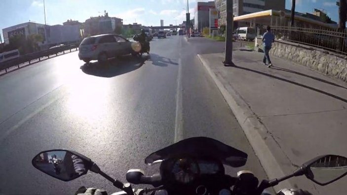 İstanbul'da dikkatsiz sürücü motosikletliyi yere düşürdü