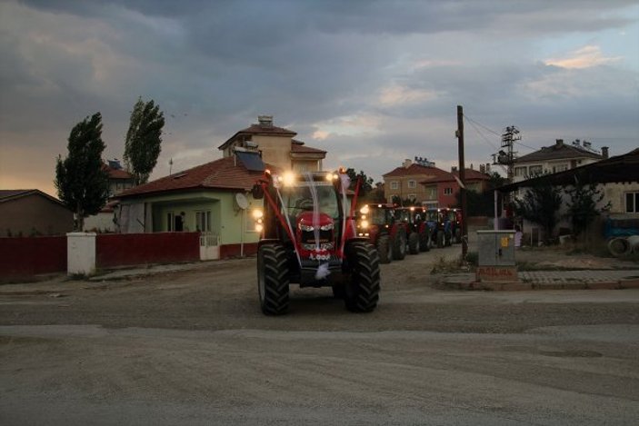 Sivas'ta damat gelini babaevinden traktörle aldı