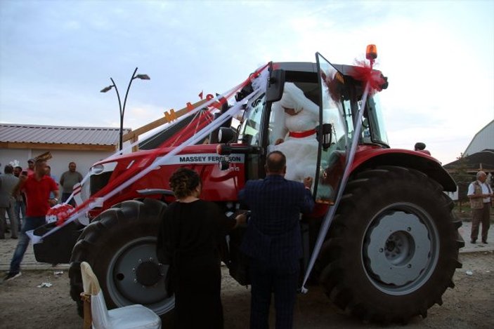 Sivas'ta damat gelini babaevinden traktörle aldı