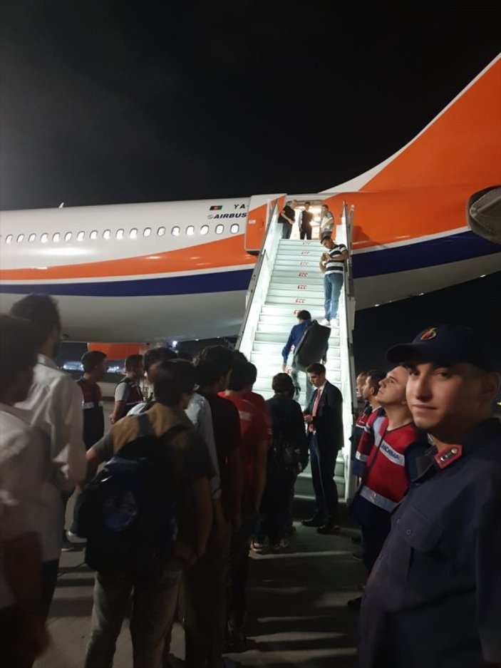 Antalya'da yakalanan 200 göçmen uçakla ülkelerine gönderildi