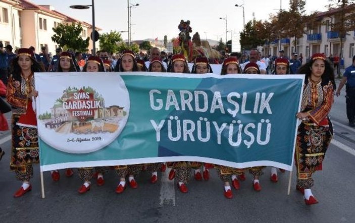 Sivaslılar, Gardaşlık Festivali'nde halaya durdu