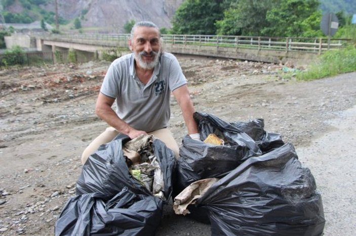 Trabzon'da duyarlı vatandaş çöpleri topluyor