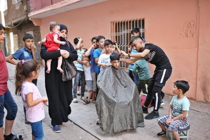 Diyarbakır'da bir kalfa çocukları ücretsiz tıraş ediyor