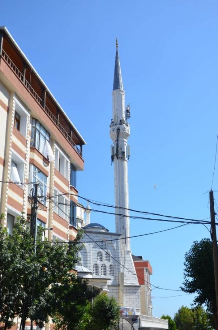 İstanbul'daki cami GSM şirketleri tarafından kuşatıldı