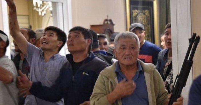 Atambayev'in gözaltısı Kırgızistan’ı karıştırdı