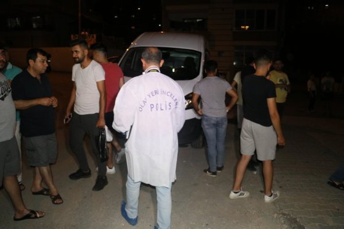 Adana'da travestinin evinde yakalanan baba öldürüldü