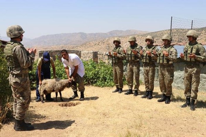 Mehmetçiğin Küpeli Dağı'nda bayram mesaisi