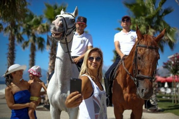 Bayramda Antalya'da atlı birlikler görevde