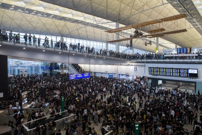 Hong Kong'da tüm uçuşlar iptal edildi