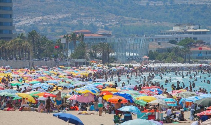 İzmir plajında bayram yoğunluğu