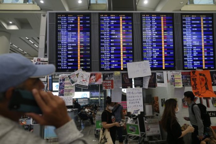 Hong Kong'da tüm uçuşlar iptal edildi
