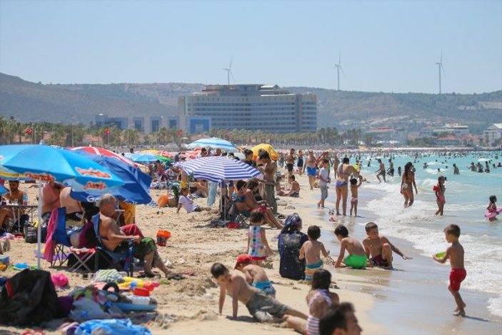 İzmir plajında bayram yoğunluğu