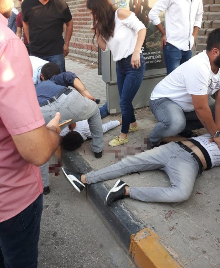 Gaziantep'te motosiklet metrobüs durağına çarptı