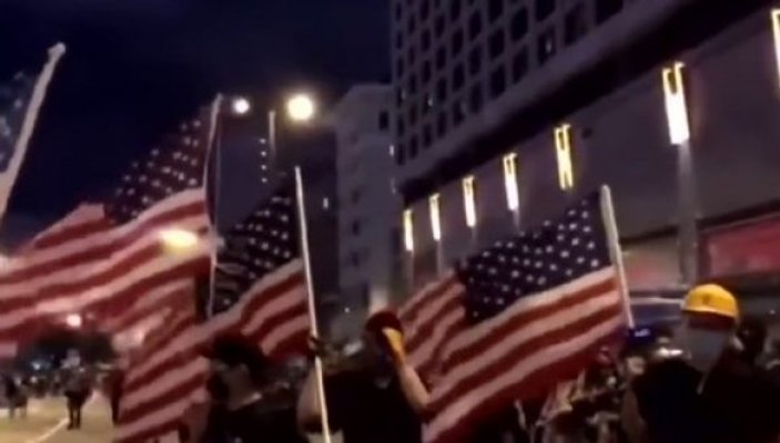 Hong Kong'ta göstericiler Amerikan bayrağı açtı