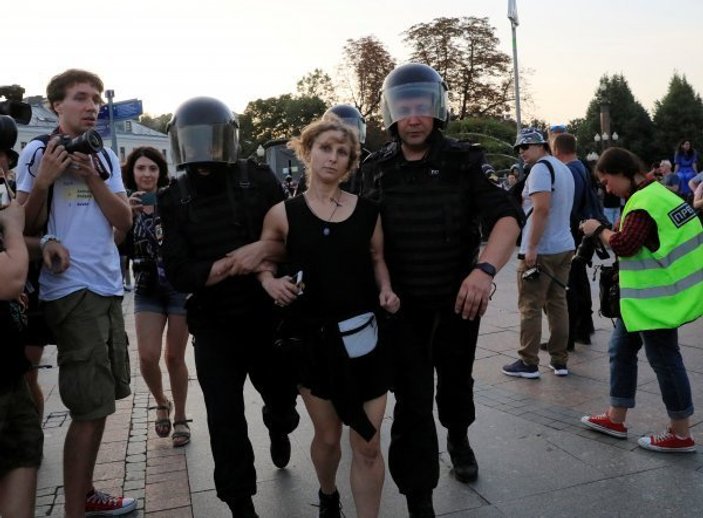 Kremlin'den protesto açıklaması: Polis aşırı güç kullanmıyor
