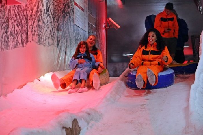 Antalya'da turistlerin eksi bir derecede kar keyfi