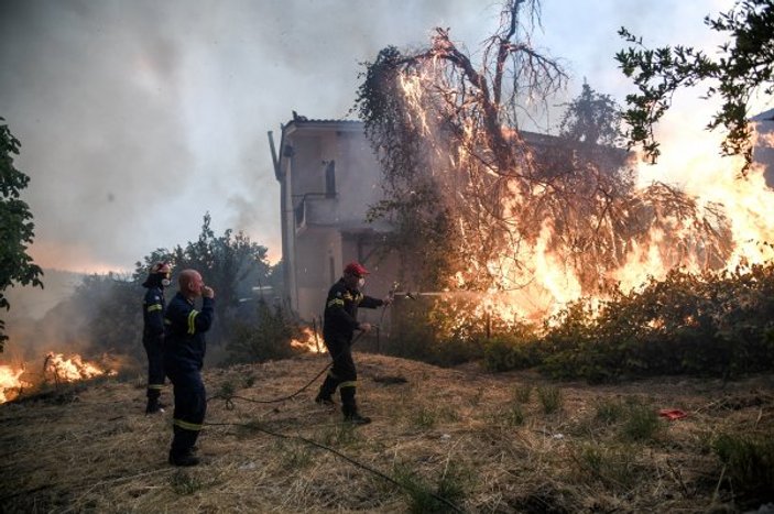 Yunanistan’daki orman yangını sürüyor: 8 yaralı