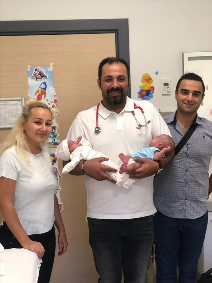 İzmir'de 700 gramlık ikizler yaşam mücadelesini kazandı
