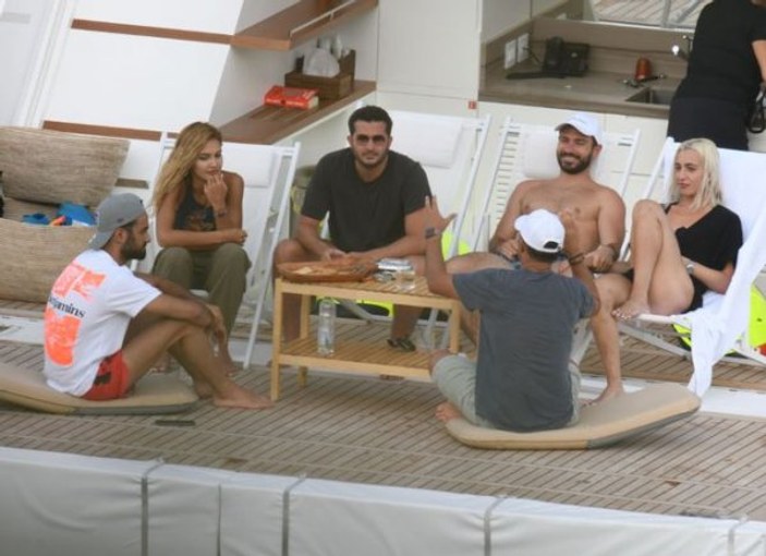 Mustafa Sandal arkadaşları ile tatile çıktı