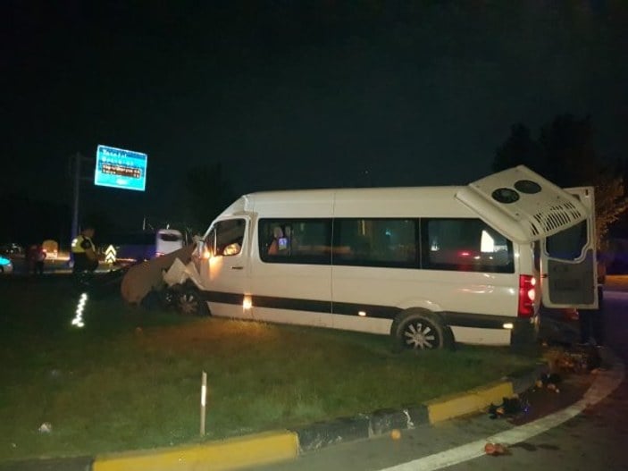 Antalya'da turist taşıyan minibüs kamyona arkadan çarptı