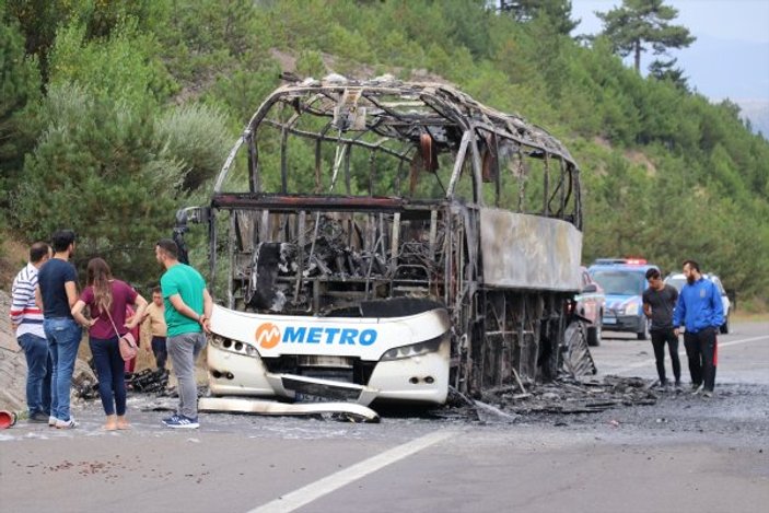 TEM’de seyir halindeki otobüs cayır cayır yandı