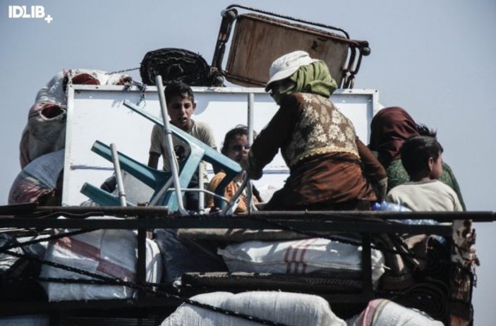 İdlib'de yerinden edilen siviller yönünü Türkiye'ye çevirdi