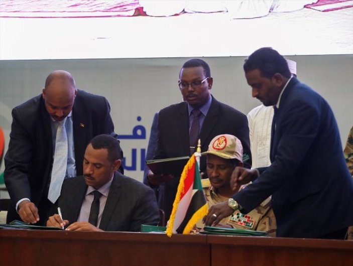 Sudan'da asker ile sivil muhalifler anlaştı