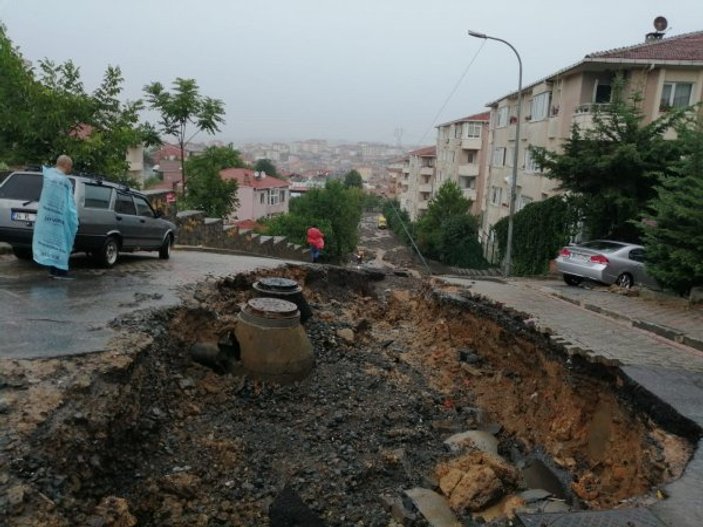 İstanbul'da sağanak sonrası yollar çöktü