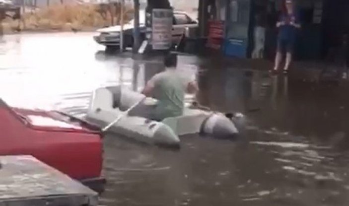 Çanakkale'de yağmur sonrası botuyla dışarı çıkan adam
