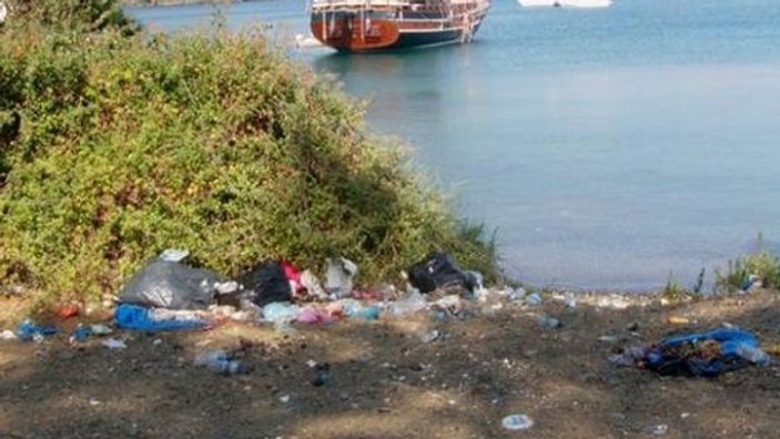 Marmaris'te tatilciler arkalarında tonlarca çöp bıraktı