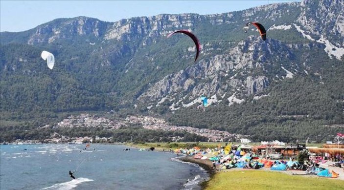 Muğla'da sörfçülerin eğlencesi: 'Deli Mehmet' rüzgarı