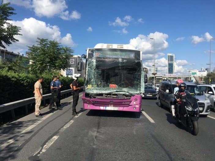 İstanbul'da özel halk otobüsü nakliye kamyonuna çarptı