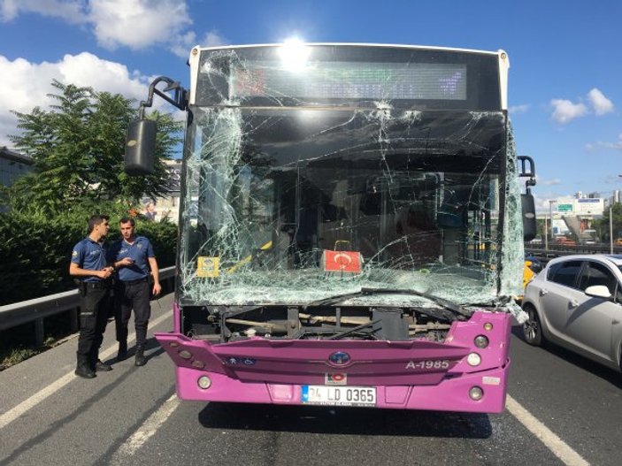 İstanbul'da özel halk otobüsü nakliye kamyonuna çarptı
