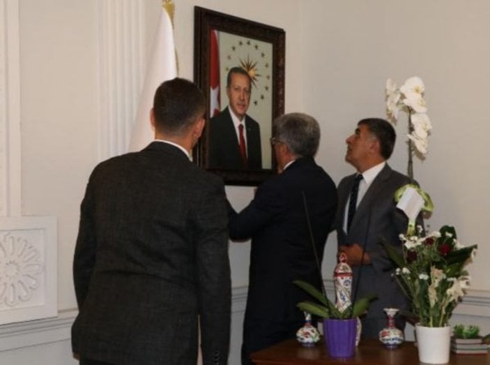 Van'a atanan kayyum makamına Erdoğan'ın fotoğrafını astı