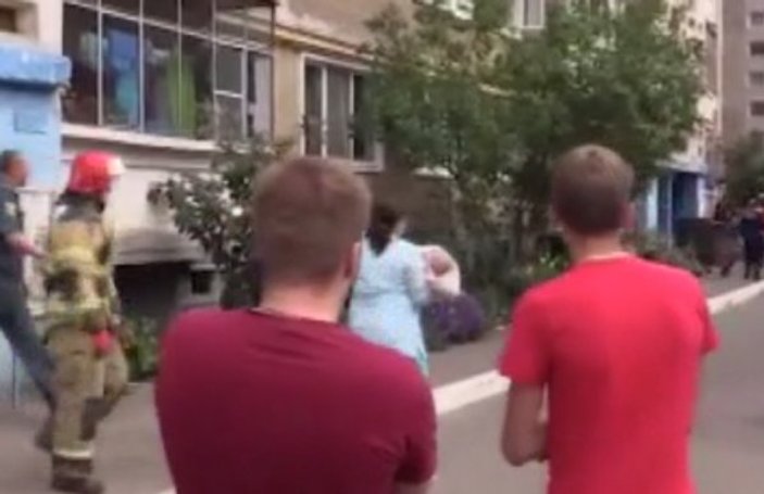 Rus baba bebeğini camdan atmak istedi