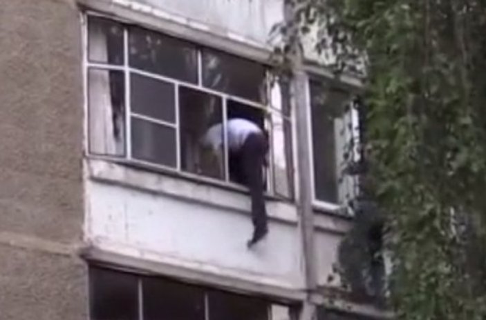 Rus baba bebeğini camdan atmak istedi