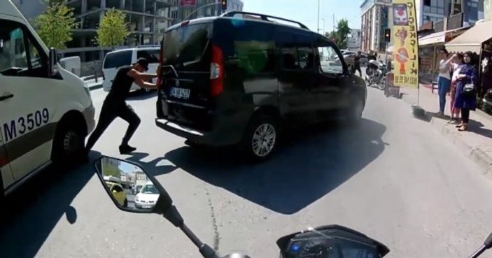 İstanbul'da minibüs, aracını iten adamın ayağını ezdi