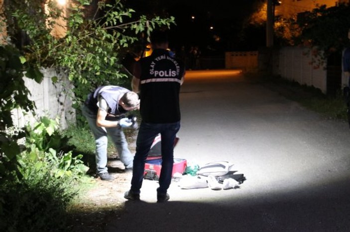 Sakarya'da iki şüpheli polisten kaçıp valizlerini yola bıraktı
