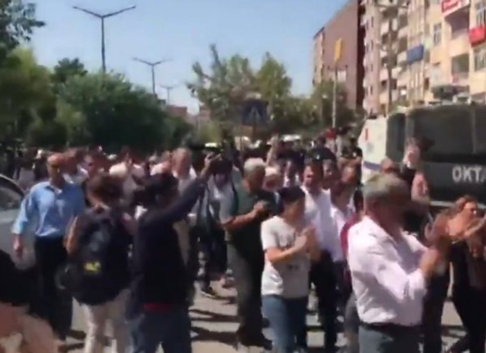 Mardin'de HDP'li Öcalan'ın, polisle yaşadığı tartışma