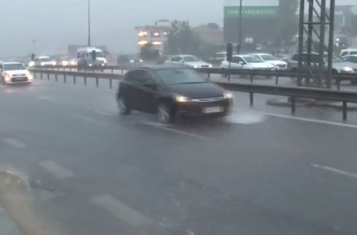 İstanbul'da yoğun yağış trafiği durdurma noktasına getirdi